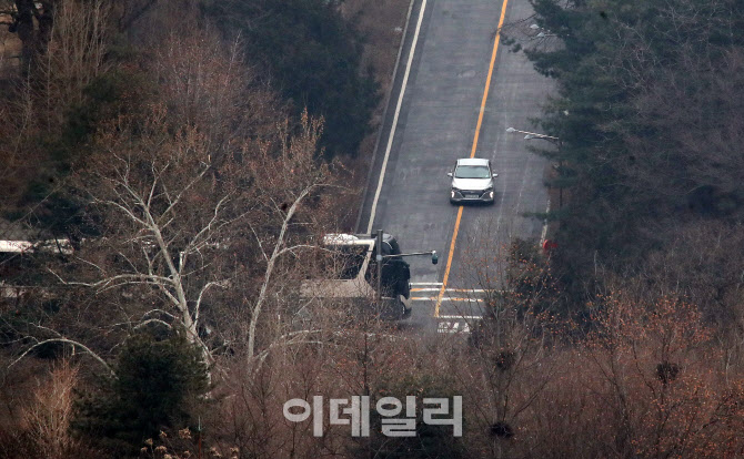 관저 통행로 오가는 차량                                                                                                                                                                           