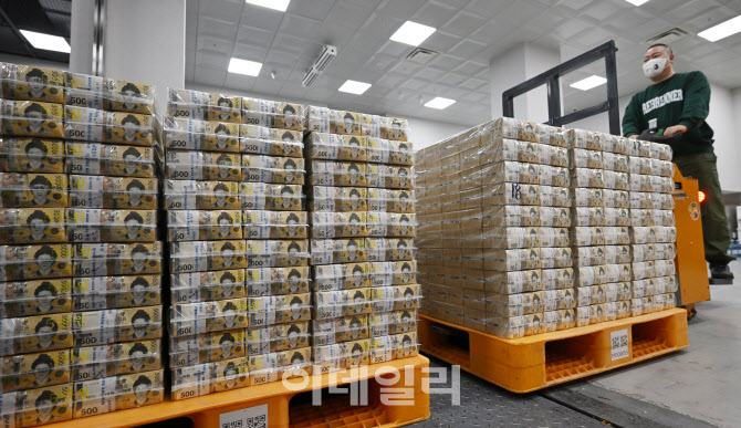  화물처럼 옮겨지는 현금                                                                                                                                                                           