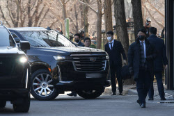 [포토]공수처 차고로 들어가는 윤 대통령 차량                                                                                                                                                             