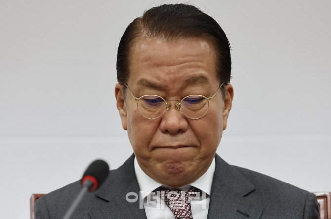 표정 어두운 권영세 비대위원장                                                                                                                                                                     