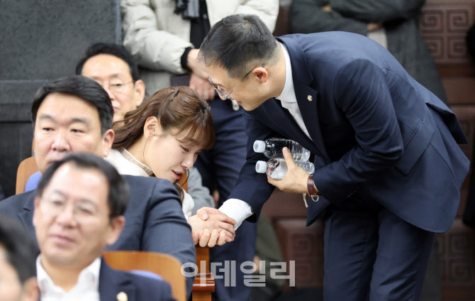 비상 의원총회, '악수하는 김상욱-김예지'                                                                                                                                                 