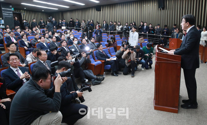 비상 의원총회, '모두발언하는 권성동 원내대표'                                                                                                                                           