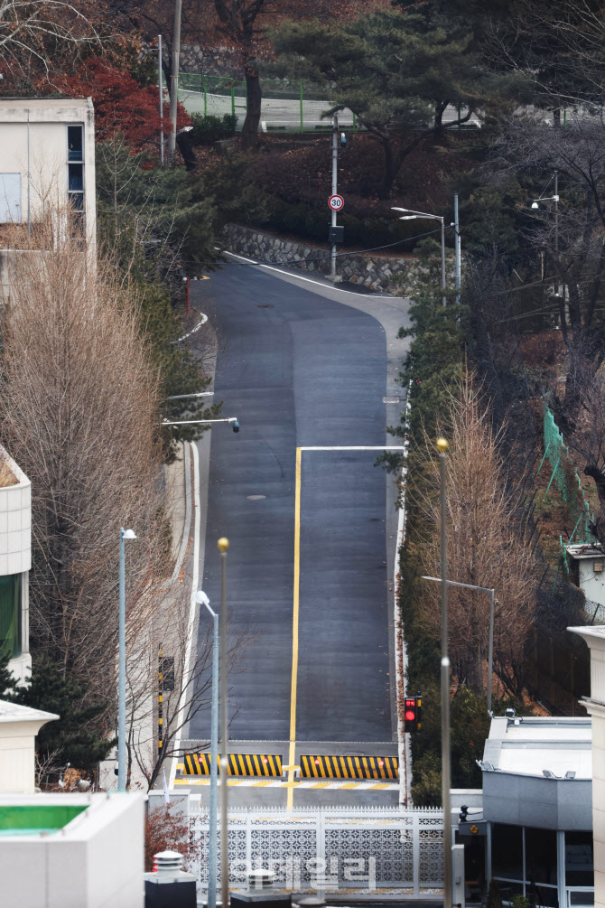 윤 대통령 체포영장 집행 후 한산한 관저입구                                                                                                                                                        