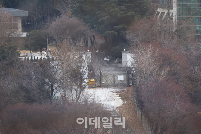윤 대통령 체포영장 집행 후 한산한 빠진 버스 차벽                                                                                                                                                  