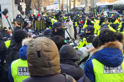 “대통령 석방하라”…경찰, 서부지법 막아선 尹지지자들 해산 조치