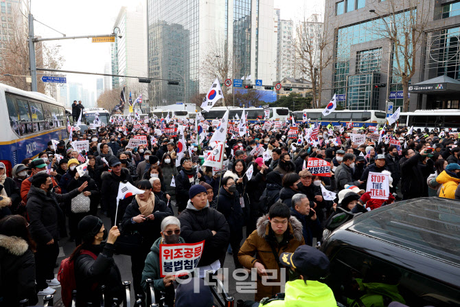 '서부지법 앞에서 집회하는 尹 지지자들'                                                                                                                                                  