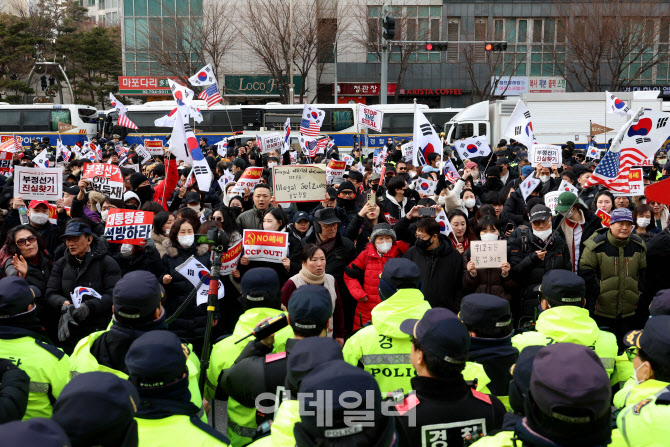 尹 지지자들, '대통령을 석방하라'                                                                                                                                                        