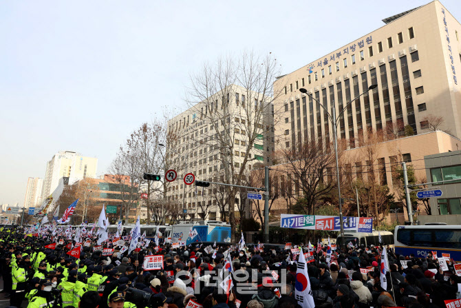 '서부지법 앞 도로 가득 채운 尹 지지자들'                                                                                                                                                