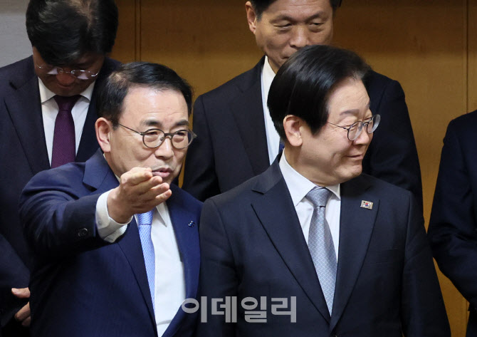  자리 안내하는 조용병 은행연합회장                                                                                                                                                                