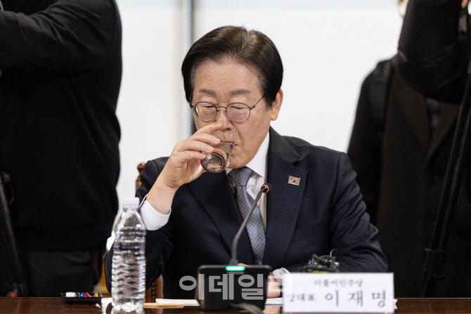  물 마시는 이재명 대표                                                                                                                                                                            