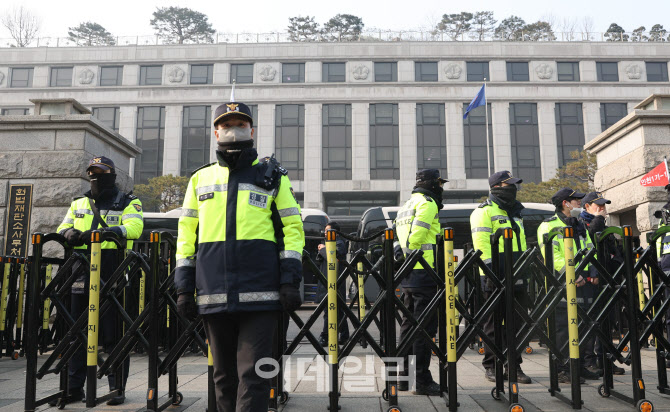 尹 대통령 탄핵심판 출석 예정, '헌재 경계 강화...경찰 4000명 배치'                                                                                                                       