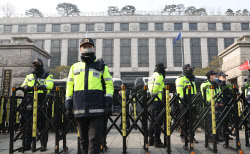 [포토]尹 대통령 탄핵심판 출석 예정, '헌재 경계 강화...경찰 4000명 배치'                                                                                                                       