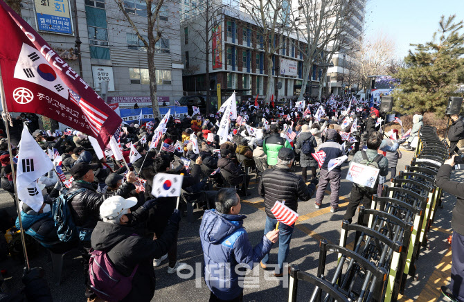  손피켓 구호외치는 탄핵반대 집회                                                                                                                                                                  