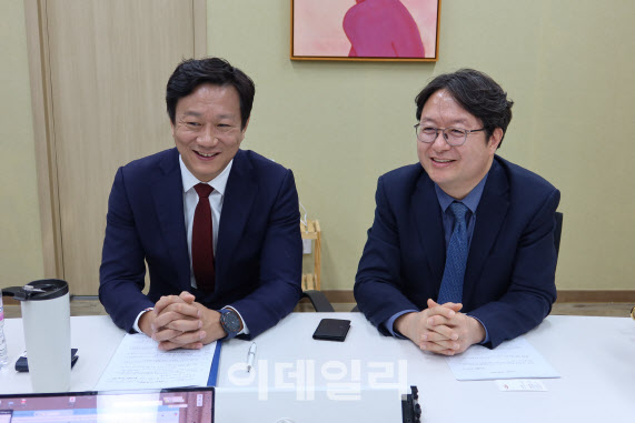 김의중·김도연 HLB제넥스 대표 "글로벌 소재 회사 도약 임박" - 뉴스 썸네일 이미지