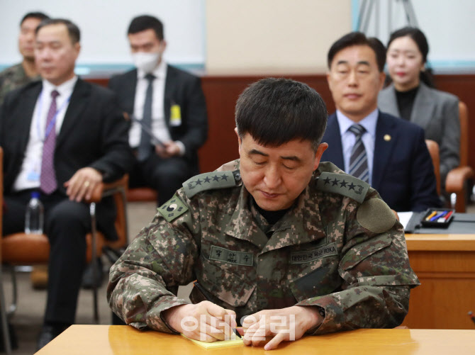 내란 국조특위 2차 청문회, '메모하는 박안수 계엄사령관'                                                                                                                                  