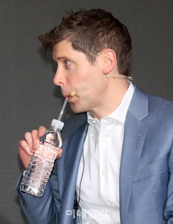 물 마시는 오픈AI CEO 샘 올트먼                                                                                                                                                                    