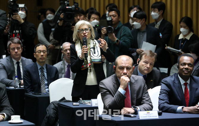  '감사의 정원' 질문하는 이탈리아 대사                                                                                                                                                   