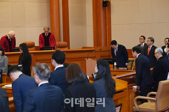  인사하는 윤석열 대통령                                                                                                                                                                           