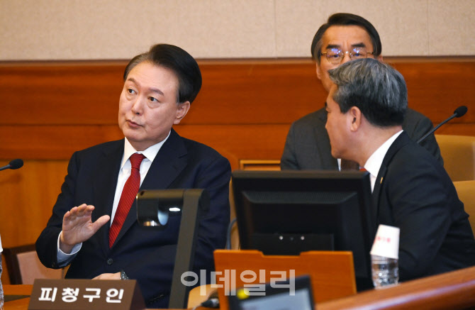  변호인과 대화하는 윤석열 대통령                                                                                                                                                                  