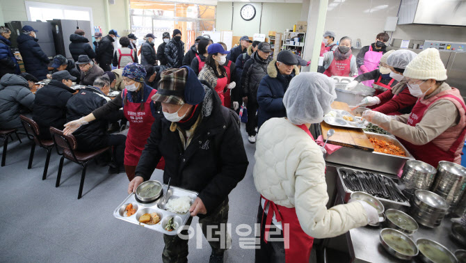 강추위로 인해 실내에서 기다리는 노인들                                                                                                                                                            