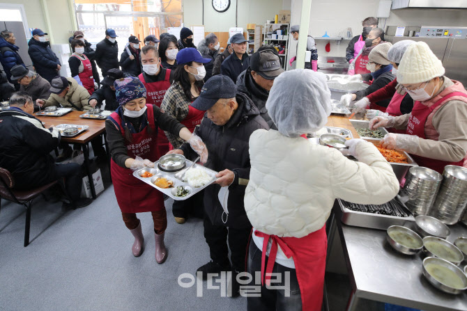 강추위로 인해 실내에서 무료급식 기다리는 노인들                                                                                                                                                   