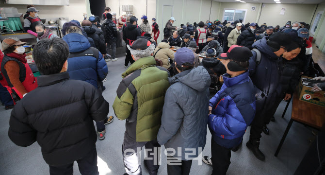 한파로 실내에서 무료급식 기다리는 노인들                                                                                                                                                          