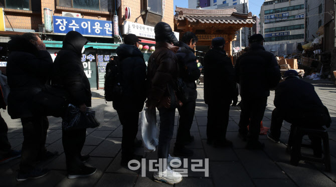 한파 뚫고 급식 기다리는 노인들                                                                                                                                                                    