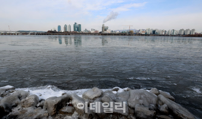 ‘얼어버린 한강’                                                                                                                                                                                 