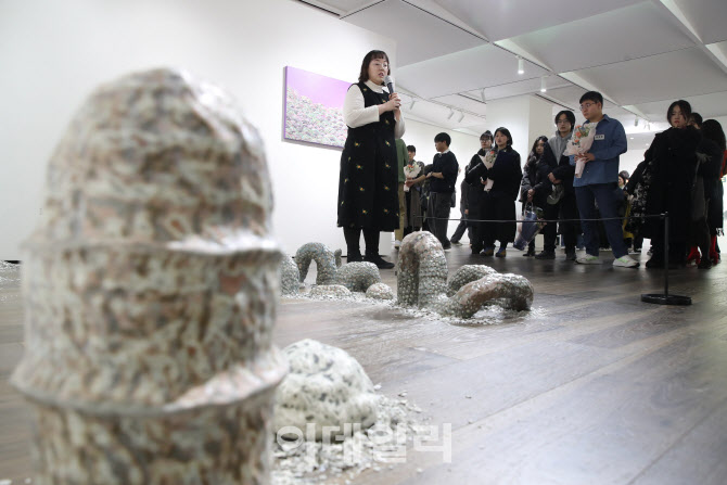 작품에 대해 소개하는 김민지 작가                                                                                                                                                                  