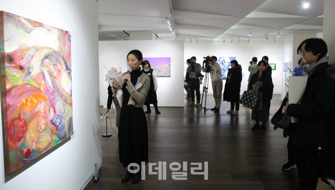 작품 소개하는 Rhea In                                                                                                                                                                             
