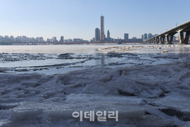 계속된 한파에 한강 첫 결빙                                                                                                                                                                        