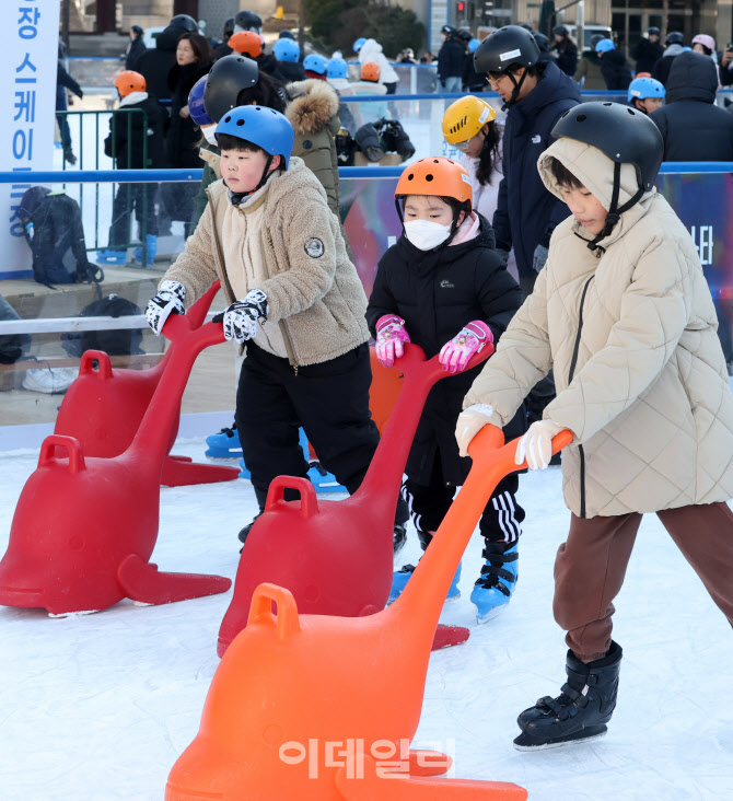 겨울철 도심 속 대표 명소 '서울광장 스케이트장'                                                                                                                                          