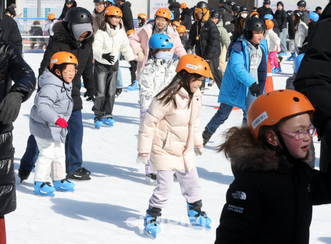겨울철 도심 속 대표 명소 '서울광장 스케이트장' 9일 폐장                                                                                                                                 