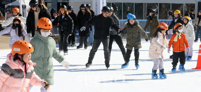 서울광장 스케이트장…오늘까지 운영                                                                                                                                                                