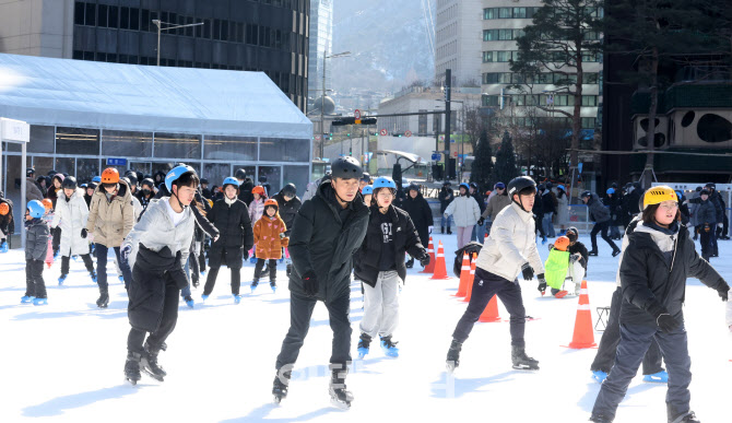 '굿바이' 서울광장 스케이트장…오늘까지 운영                                                                                                                                             