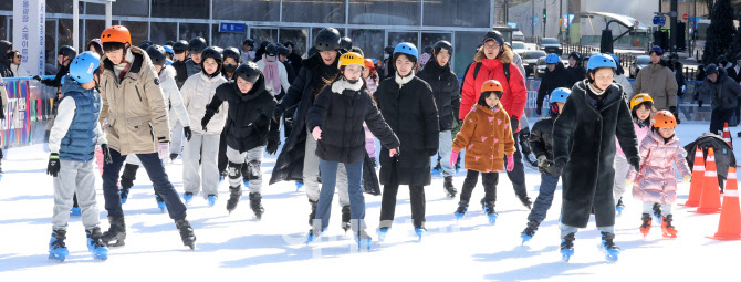 폐장 앞둔 서울광장 스케이트장                                                                                                                                                                     