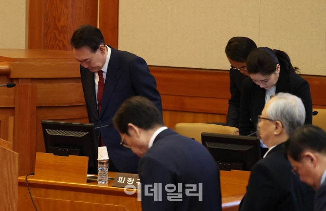 재판관들에게 인사하는 윤석열 대통령                                                                                                                                                               