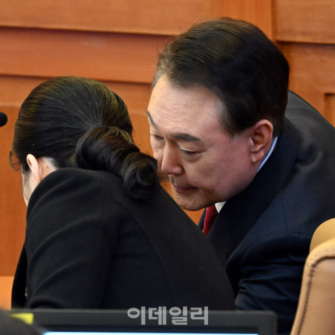 탄핵 심판 8차 변론 기다리며 변호인과 이야기 나누는 윤석열 대통령                                                                                                                                  