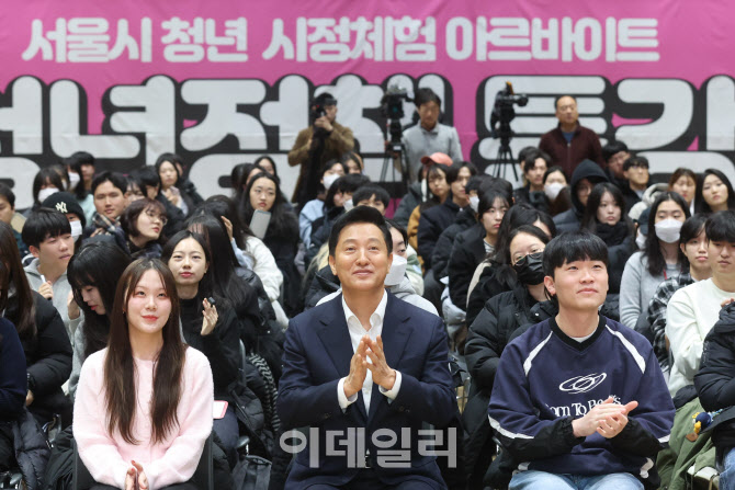 영상 시청하는 오세훈 시장                                                                                                                                                                         