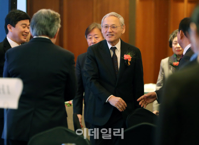  관광인과 인사하는 유인촌 장관                                                                                                                                                                    