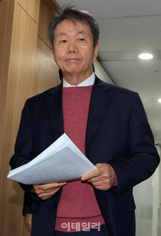 임시군인권보호위원회 회의 향하는 김용원 군인권보호관                                                                                                                                              