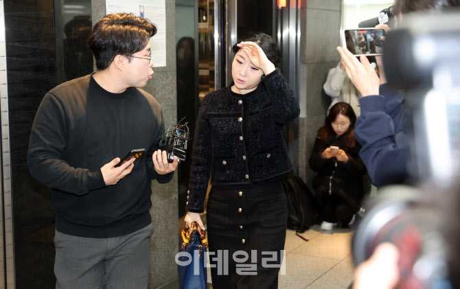 임시군인권보호위원회 회의 향하는 이한별 상임위원                                                                                                                                                  