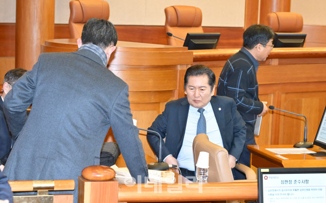 이야기 나누는 정청래 국회 법제사법위원장 등 국회 측 변호인단                                                                                                                                      