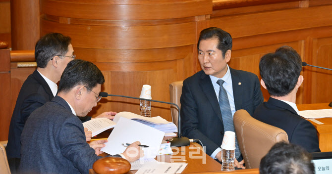 이야기 나누는 국회측 변호인단                                                                                                                                                                     