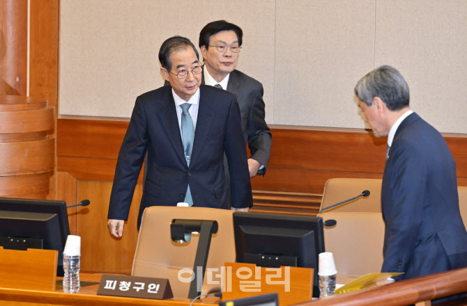 헌법재판소 들어서는 한덕수 총리                                                                                                                                                                   