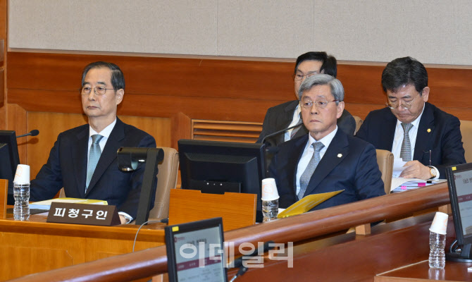 재판 시작 기다리는 한덕수 국무총리                                                                                                                                                                