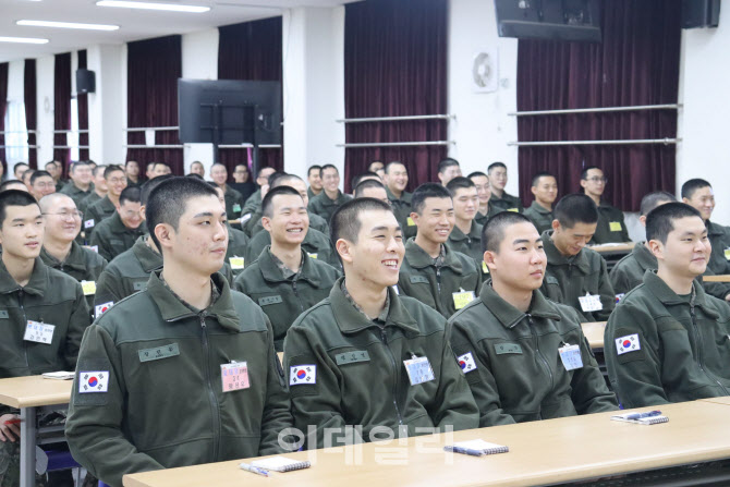 우리 때랑 다르네…깔깔이 제치고 1위 등극한 병사 최애템