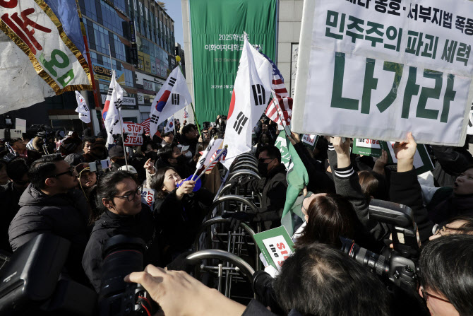학생 멱살잡고 &quot;나라 팔아먹을 X&quot;...이화여대 尹탄핵찬반 아수라장