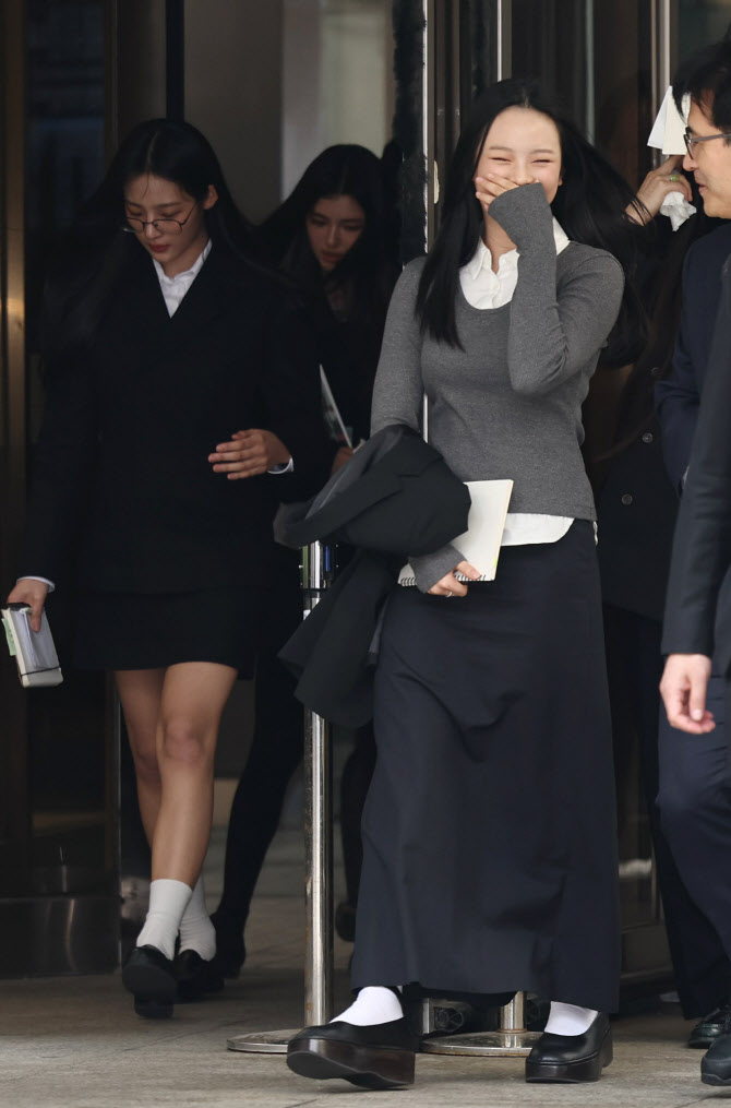  법원 청사 나서는 뉴진스(NJZ)                                                                                                                                                                     