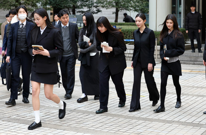  법정출석 마친 뉴진스(NJZ)                                                                                                                                                                        